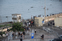 Ceuta amanece sin cesar el flujo de personas desde Marruecos y con miles de j&oacute;venes deambulando por las calles