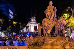 Cibeles se llena de miles de aficionados del Real Madrid en una larga noche de fiesta