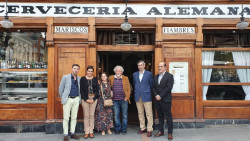 Cien años de la llegada de Hemingway a España: de su amor por los toros y la bebida a una posible negociación con Franco