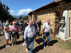 Cientos de lebaniegos celebran la tradicional subida a la ermita de San Tirso en Ojedo