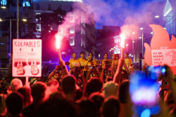 Cientos de personas contin&uacute;an acampadas en la Puerta del Sol de Madrid para exigir el `decreto Maricarmen`