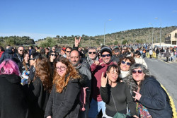 Cientos de personas hacen cola a las puertas del Palacio de Congresos de Plasencia para homenajear a Robe Iniesta