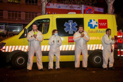  Ciudadanos de todo el pa&iacute;s vuelven a aplaudir en el balc&oacute;n para agradecer la labor de los sanitarios