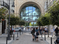 Colas de expectaci&oacute;n para el estreno de Faro Santander: "Es espectacular"