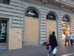 Comercios blindan escaparates y se refuerza la seguridad ante los llamamientos de `Blocus` a sabotajes en Halloween