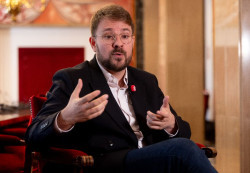 Comprom&iacute;s aboga por poner l&iacute;mites al turismo para que decrezca: "No nos caben m&aacute;s turistas"