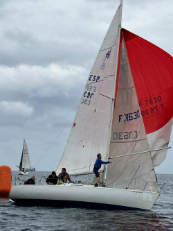 Con un ma&ntilde;ana lluviosa, en la que el NW estuvo, como acostumbra muy rolan, comenz&oacute; la XXIII edici&oacute;n de la Regata SAR Don Felipe de Borb&oacute;n Cantabria Infinita.