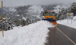 Cortadas al tr&aacute;fico por nieve la A-4025 en Sierra Nevada y AL-5405 en Esc&uacute;llar y cadenas en 3 carreteras m&aacute;s de Almer&iacute;a