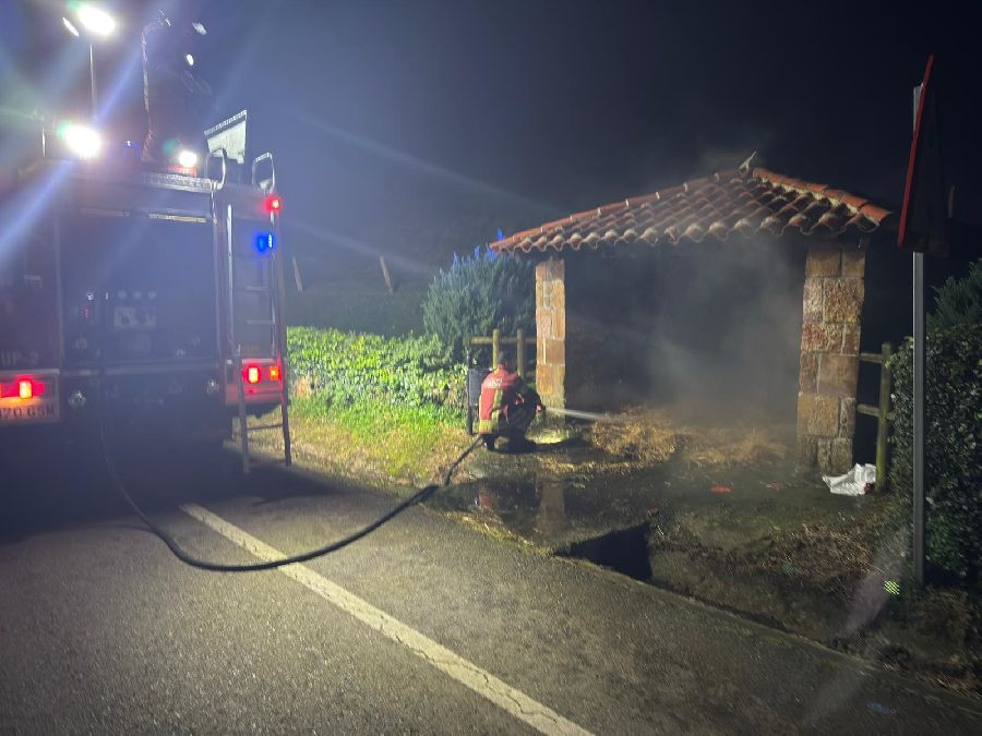 Cortan las luces de Navidad y prenden fuego a un humilladero y un Belén en Alfoz de Lloredo