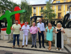 Cuatro asociaciones de comerciantes de Torrelavega regalarán 12.000 pulseras de La Patrona