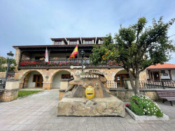 Cultura estudiará la ejecución de una vía ferrata en Novales y la restauración del antiguo monasterio San Félix