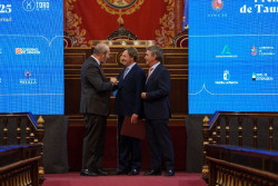 Curro V&aacute;zquez recibe en el Senado el Premio Nacional de Tauromaquia: "Los j&oacute;venes se han aficionado como nunca"