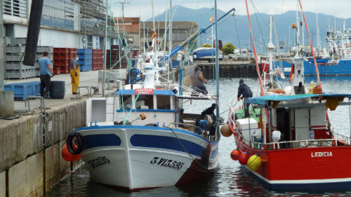 Da positivo un tercer marinero de los diez aislados de las embarcaciones gallegas atracadas en Santoña