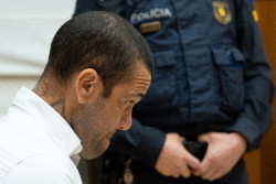 Dani Alves paga la fianza y podr&aacute; salir de prisi&oacute;n este lunes