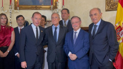 Decenas de ceut&iacute;es reciben a Florentino P&eacute;rez con camisetas del Madrid: "Gracias por apoyarnos"