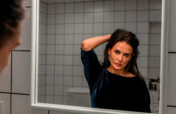 Demi Moore triunfa con `La sustancia` y deja sin el Globo de Oro a Karla Sofía Gascón