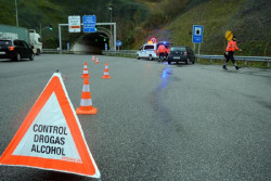 Detenido el conductor de una furgoneta en Vitoria que transportaba a once migrantes en su interior