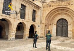  Detenidos dos j&oacute;venes de Guriezo y Camargo por realizar grabados en la fachada de la Colegiata de Santillana