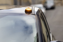 DGT recuerda que es obligatorio tener la baliza V-16 a partir del 1 de enero de 2026 para señalizar averías y accidentes