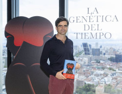 Diego del Alcázar confronta ética y ciencia en `La genética del tiempo`: "La IA nunca tendrá empatía"