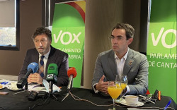 Dos diputados de Vox denuncian a la Policía la grabación de conversaciones de su partido en el Parlamento