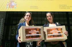 Dos madres entregan firmas en Sanidad para reclamar un protocolo de acompañamiento a niños en quirófano