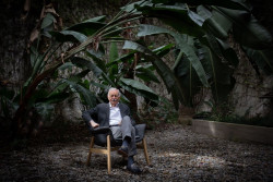 Eduardo Mendoza regresa con nueva novela, `Tres enigmas para la Organizaci&oacute;n`, el pr&oacute;ximo 24 de enero