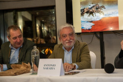 El abogado Antonio Sarabia presenta en Santander su opera prima `El octavo caballo`