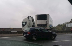 El accidente de un cami&oacute;n obliga a cortar la A-8 a la altura de Saltacaballo