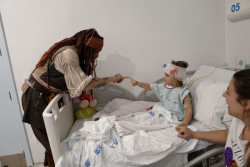 El actor Johnny Depp sorprende a los pacientes oncol&oacute;gicos del Ni&ntilde;o Jes&uacute;s con una visita del aut&eacute;ntico Jack Sparrow