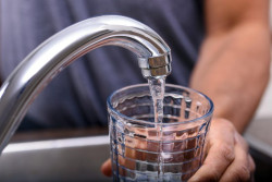 El agua potable es una fuente importante de micropl&aacute;sticos en la dieta humana