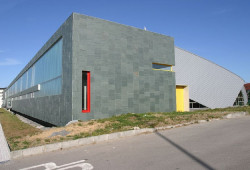 El alcalde de Noja, Miguel Ángel Ruíz visita Playa Dorada que  acogerá un espacio gratuito para actividades deportivas de recuperación sanitaria