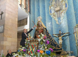 El alcalde de Torrelavega cumple la tradición y entrega su bastón de mando a la Virgen Grande