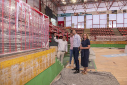 El alcalde, Javier López Estrada visita lasobras de mejora de accesibilidad en el pabellón Vicente Trueba