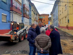 El alcalde Lopez Estrada de Torrelavega visita las obras de asfaltado ejecutado el 70% del plan de asfaltado, que prevé finalizar en febrero