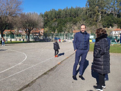 El alcalde López Estrada satisfecho del inicio de las obras de la cubierta de la pista del colegio Matilde de la Torre, en Ganzo (Torrelavega)