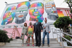 El artista cántabro Okuda realiza una intervención en el Teatro Cánovas de Málaga