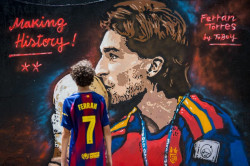 El artista TVboy dedica en Barcelona un mural a Ferran Torres por su gol en la final del Mundial