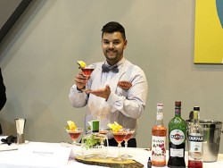 El barman cántabro Borja Gutiérrez Aguirre competirá este lunes en el Concurso Nacional de Cócteles