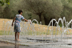 El calor pone en aviso a ocho CCAA, con m&aacute;s de 35&ordm;C en sur, nordeste y Canarias y calima en el archipi&eacute;lago