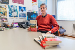 El cántabro Carlos Villar Flor firma la nueva traducción del libro `Un puñado de polvo`, de Evelyn Waugh