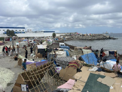 El caos se mantiene con chabolas que ocupan la playa de Ben&iacute;tez de Ceuta junto al Trampol&iacute;n y la planta desalinizadora