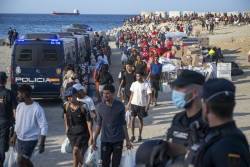 El Colegio de M&eacute;dicos de Melilla reclama medidas "urgentes y excepcionales" ante la crisis migratoria de Ceuta y S&aacute;nchez en la hamaca de la Mareta