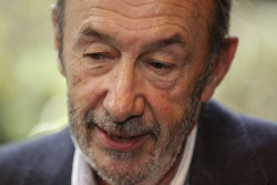 El Congreso rinde homenaje al socialista Alfredo P&eacute;rez Rubalcaba dando su nombre al escritorio de prensa