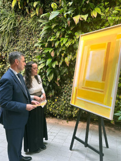El consejero de Cultura visita la exposici&oacute;n `Ajuar de color` de D&eacute;bora Regalado