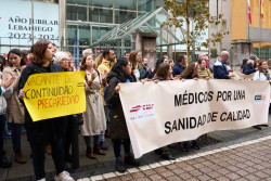 El consejero de. Sanidad Pesquera sigue negociando con el Sindicato de M&eacute;dicos con el chantaje de la huelga
