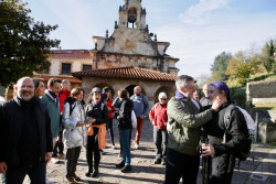 El consejero de Turismo promociona los caminos de peregrinación recorriendo un tramo del Medieval Lebaniego