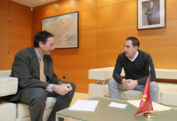 El consejero José Luis Gochicoa le dice al alcalde de Santiurde de Reinosa, Borja Ramos que los trabajos de mejora se iniciaran en estos cuatro años sin fijar fecha,