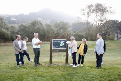  El consejero Luis Martinez Abad rinde homenaje a Celia Barqu&iacute;n en el campo de golf que lleva su nombre en Mogro