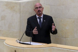 El consejero Pascual habla de la difícil sostenibilidad de Valdecilla para acabar con las listas de espera y  PRC y PSOE se ponen de los nervios